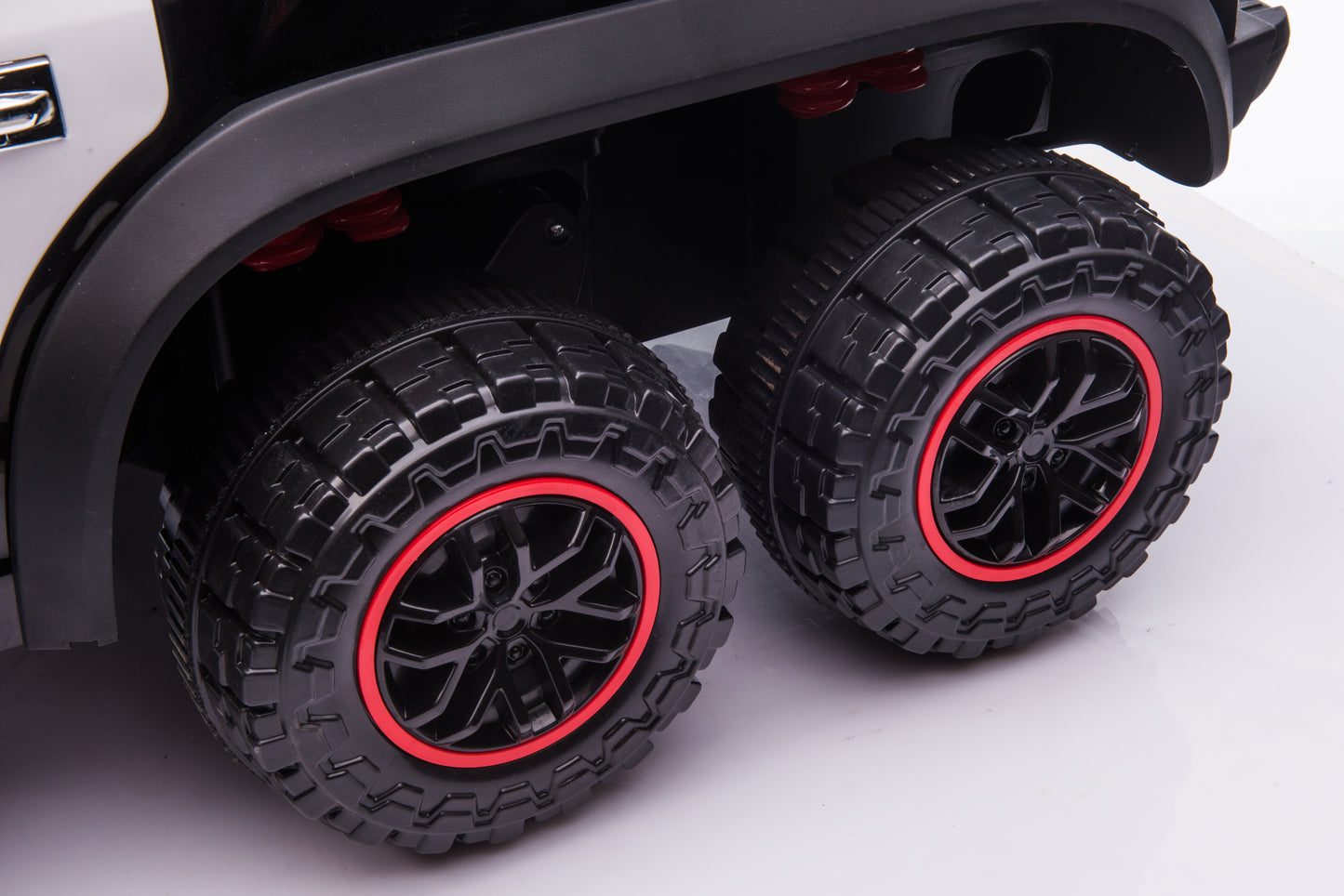 24VUSB/MP3/Bluetooth Four Wheel Absorber with Music and Light, Openable Doors, Power Display, and 2.4G R/C